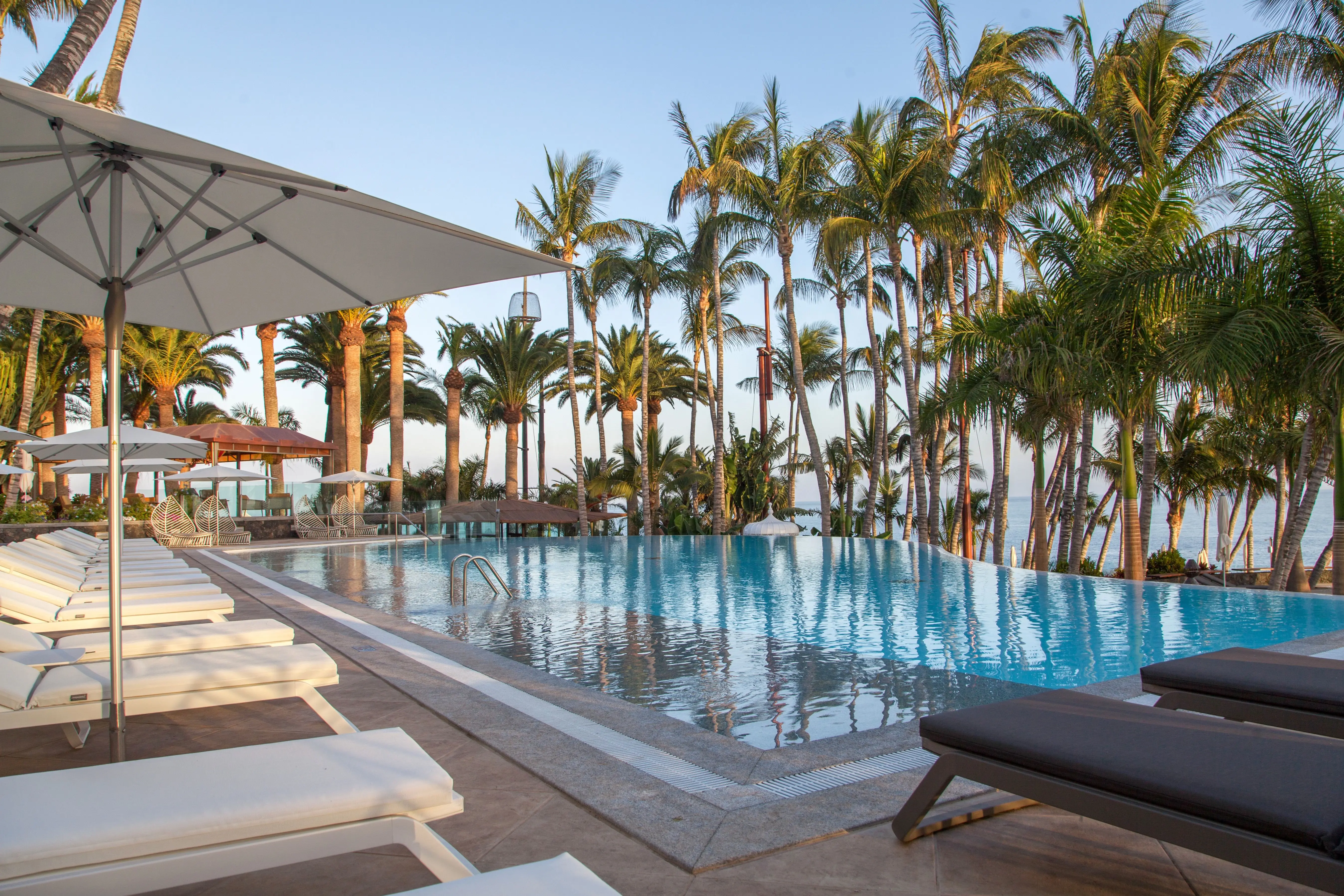 Fariones Hotel gallery image 2