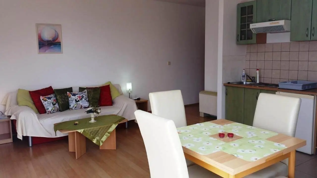 Red Coral Apartments gallery image 6
