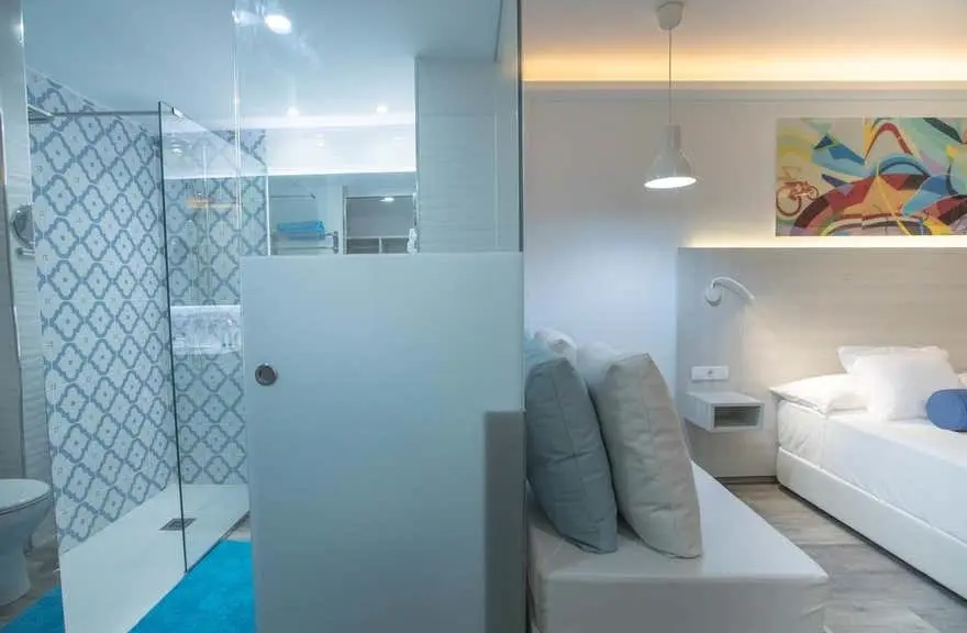 Surfing Colours Apartments gallery image 7
