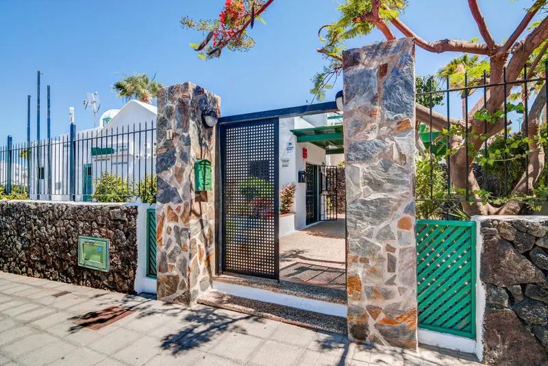 Las Acacias Apartments gallery image 1