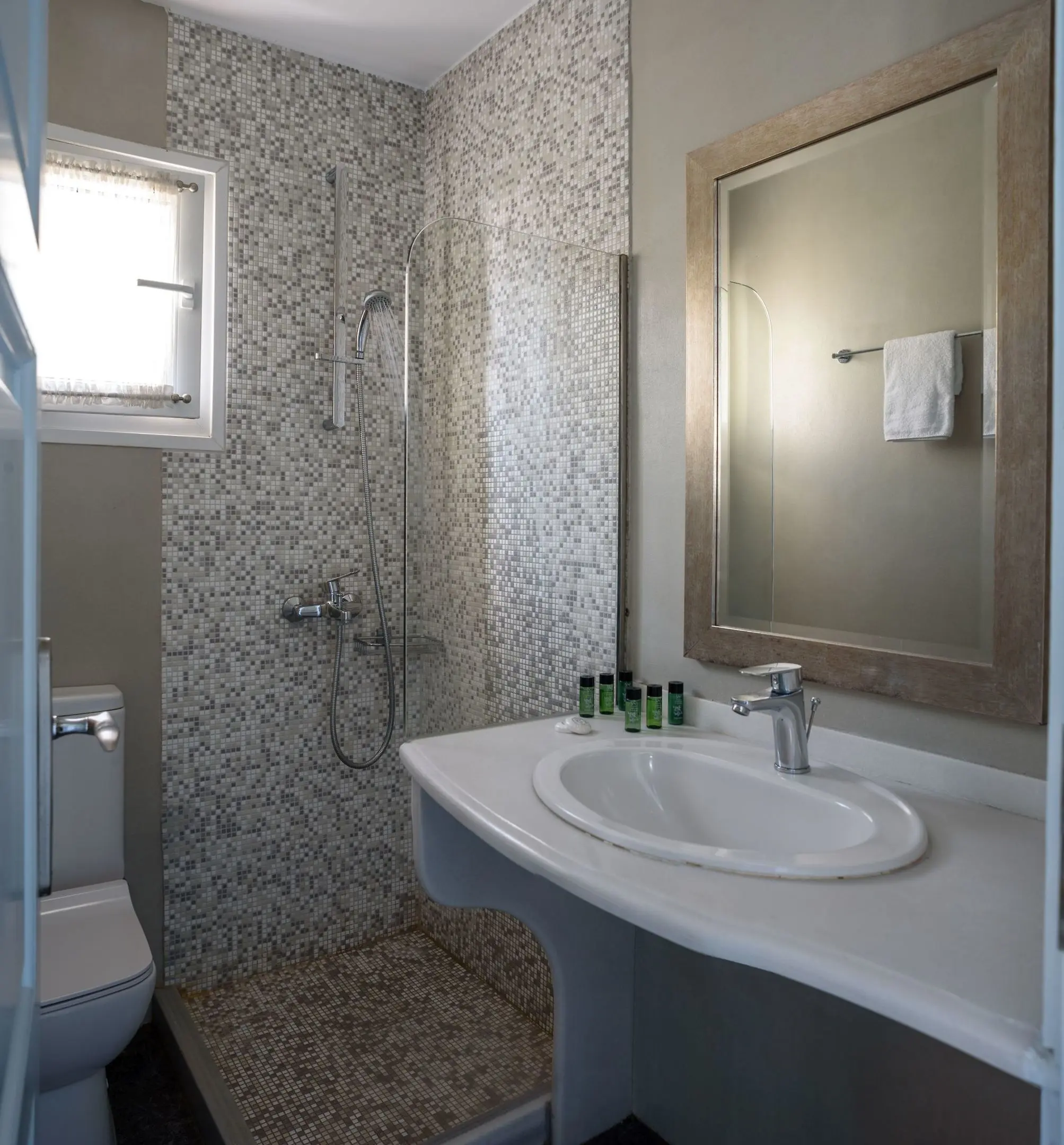 Alesahne Beach Hotel gallery image 14