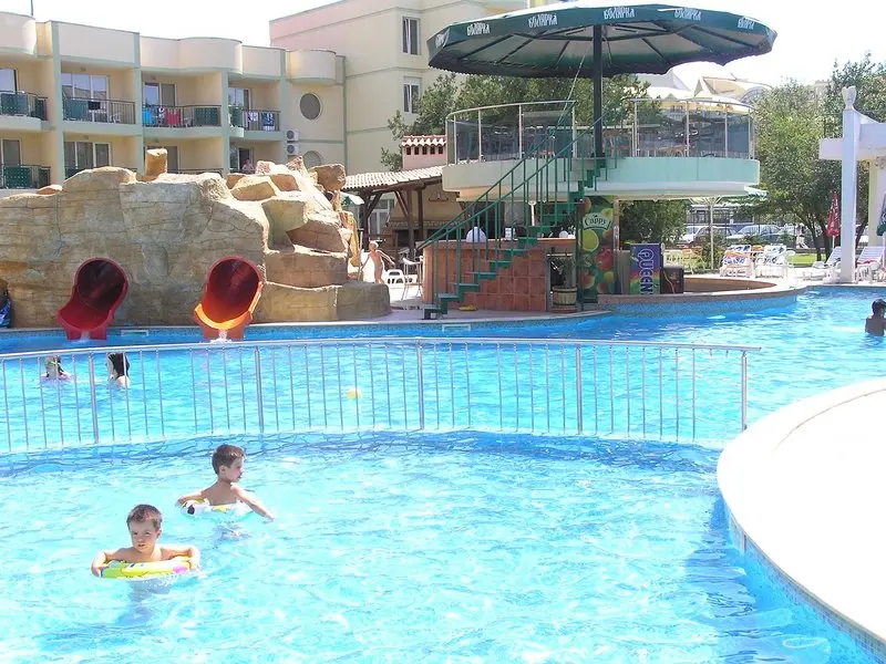 Sunny Day Club gallery image 2