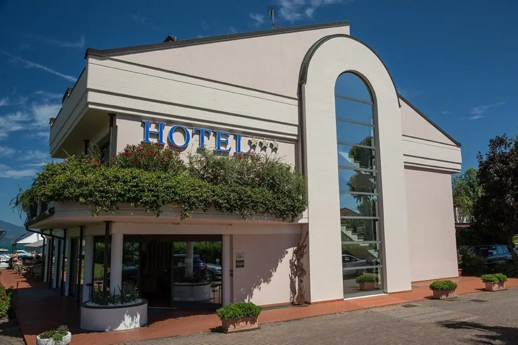 Yachting Hotel Mistral Sirmione gallery image 1