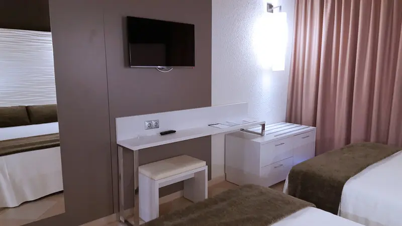 Augustus Cambrils gallery image 7