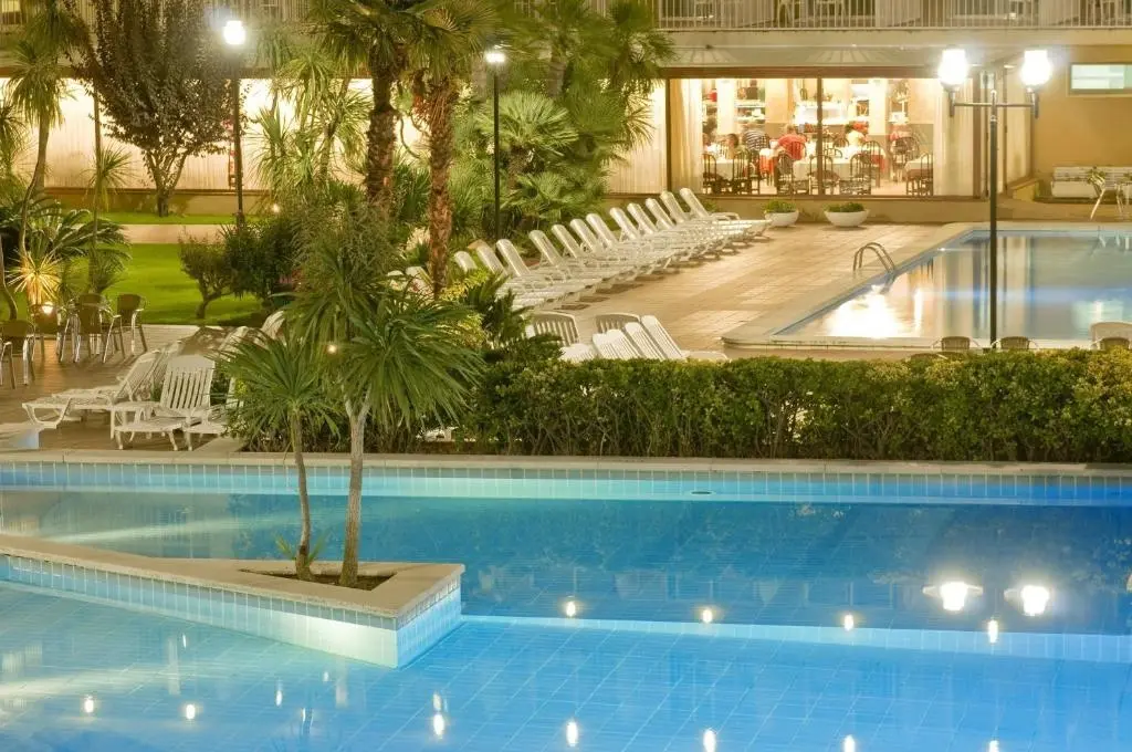 Hotel Presidente gallery image 2