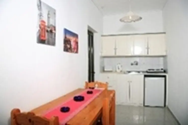 Daisy Apartments gallery image 6