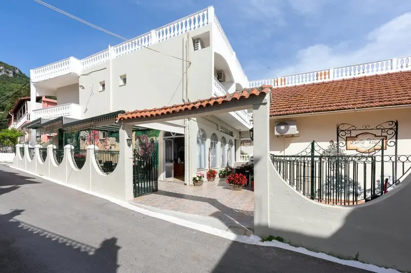 Bella Vista Hotel & Studios