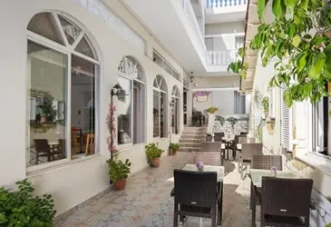 Bella Vista Hotel & Studios