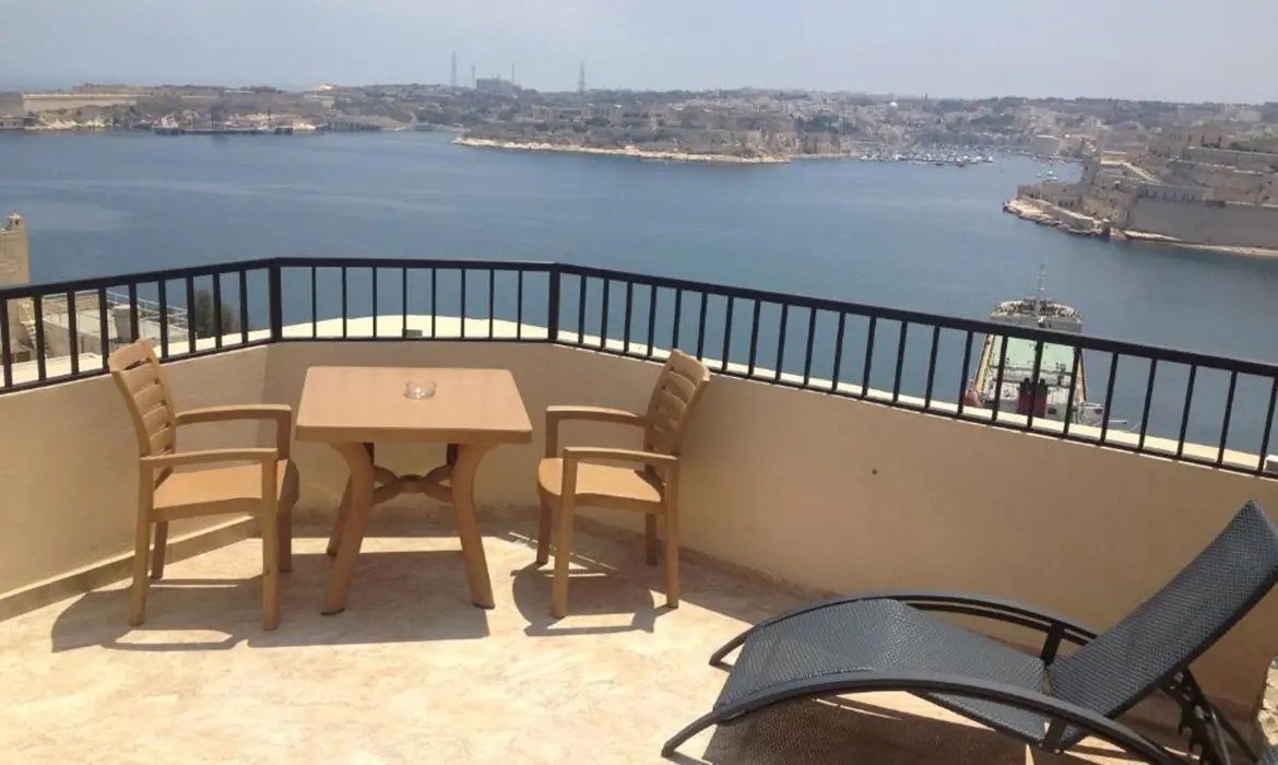 Grand Harbour Hotel