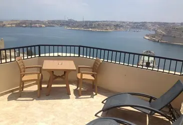 Grand Harbour Hotel