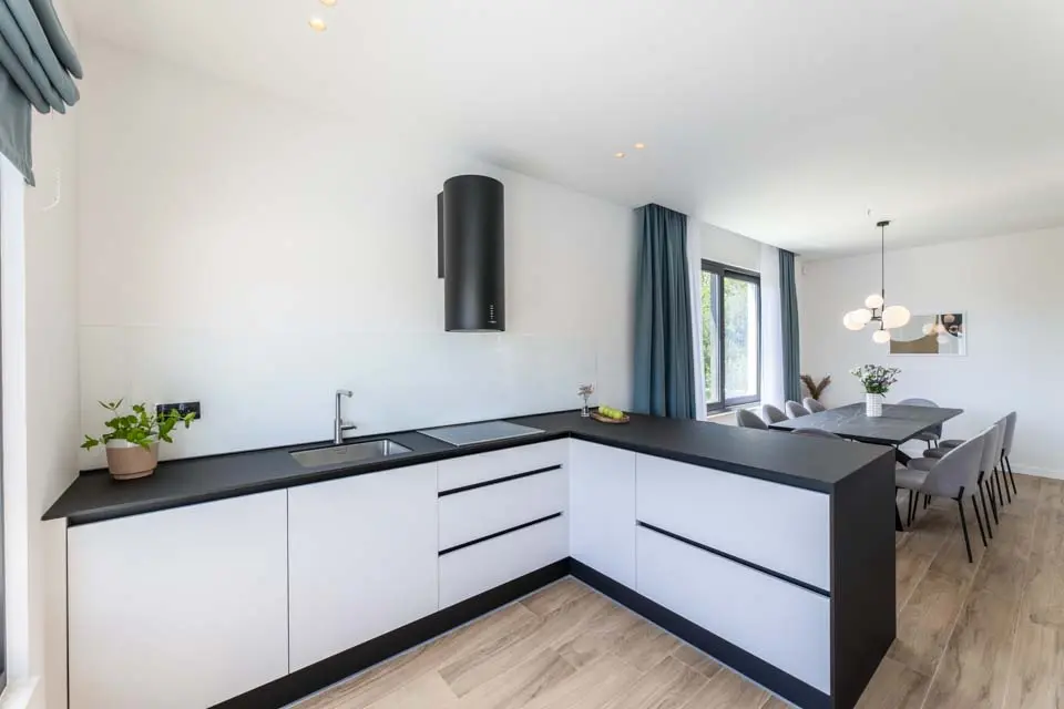 Villa White Scallop