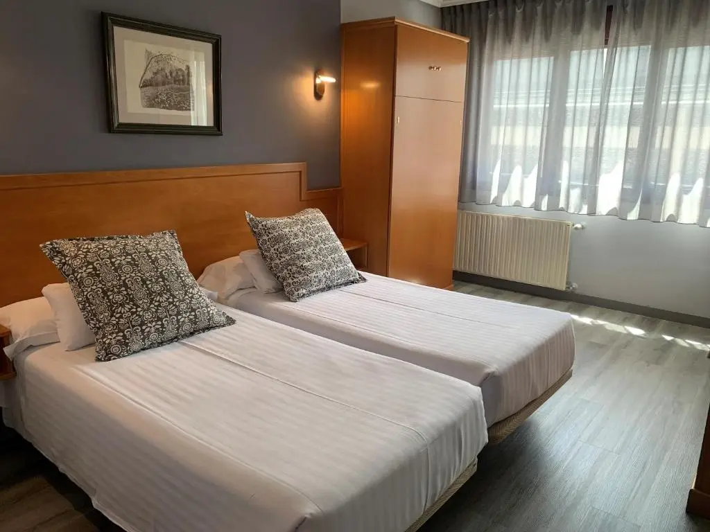 Hotel Carbayon gallery image 5
