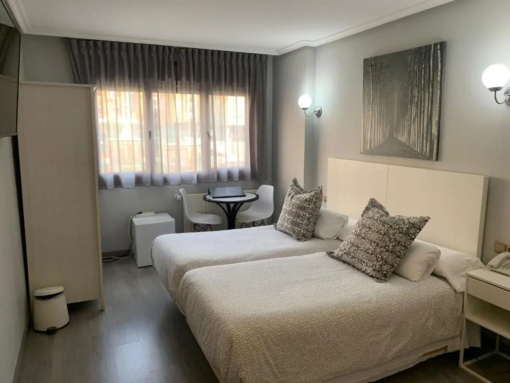 Hotel Carbayon gallery image 6
