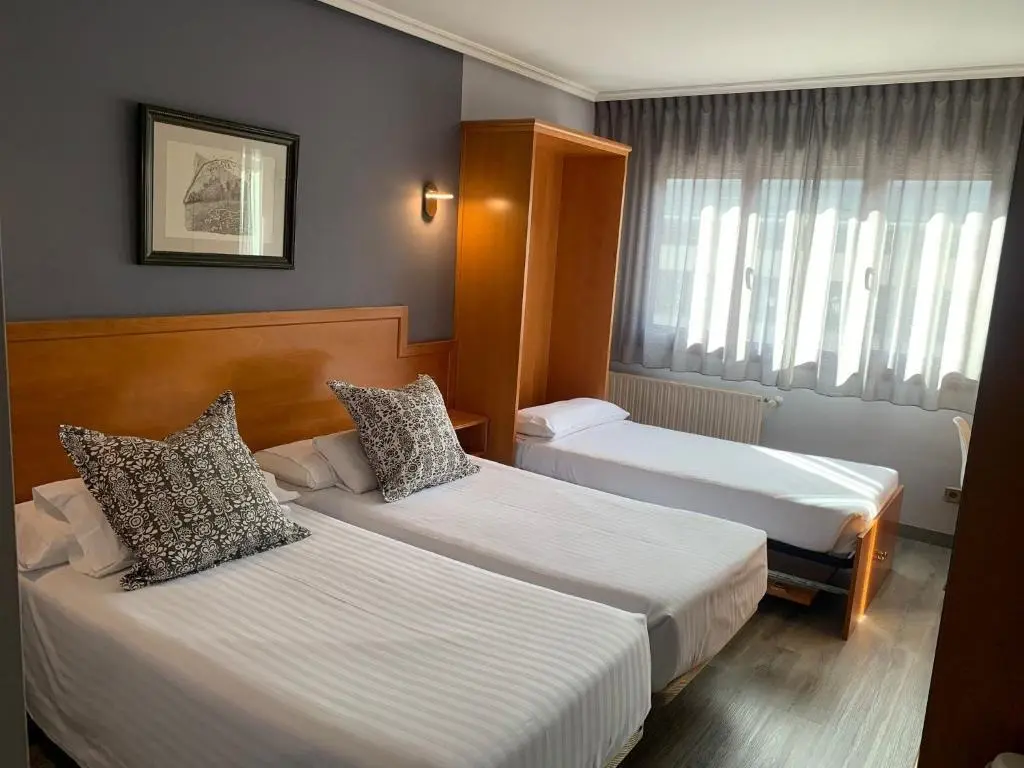 Hotel Carbayon gallery image 7